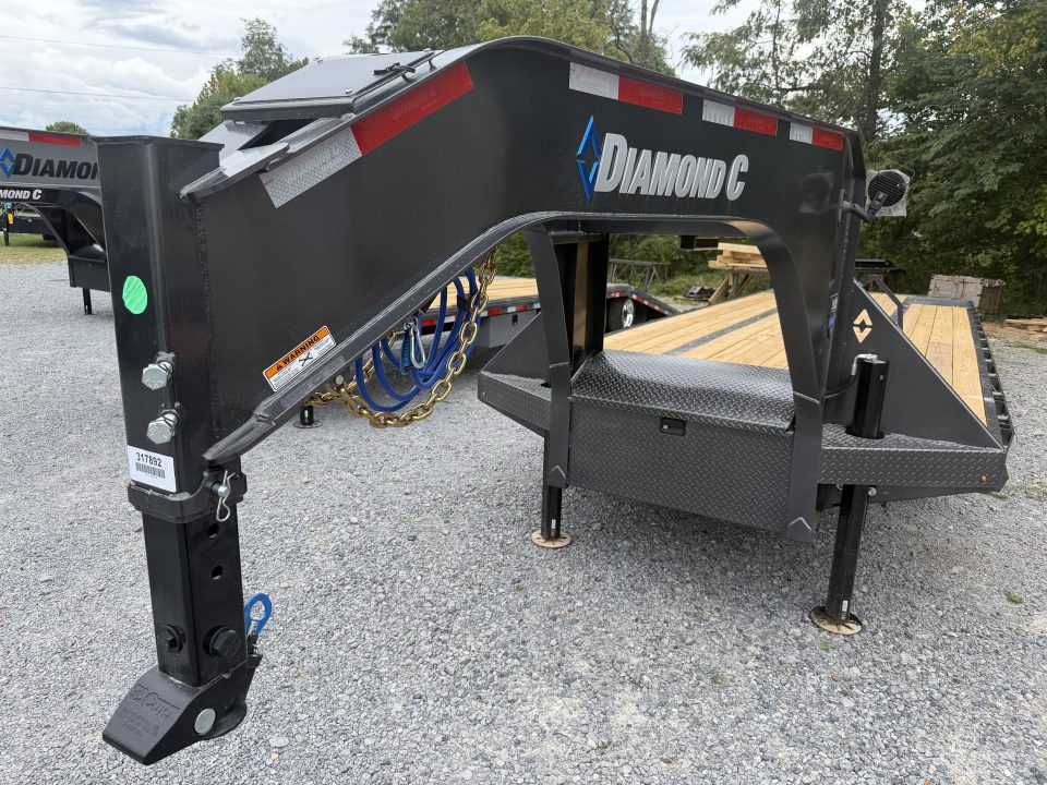New 2027 Diamond C FMAX212 GOOSENECK TRAILER PACESETTER HYDRO JACKS & DOVE DISC BRAKES 17.5 ALUMINUM OUTER RIMS
