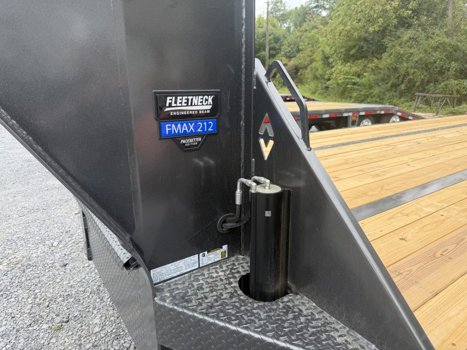 New 2027 Diamond C FMAX212 GOOSENECK TRAILER PACESETTER HYDRO JACKS & DOVE DISC BRAKES 17.5 ALUMINUM OUTER RIMS
