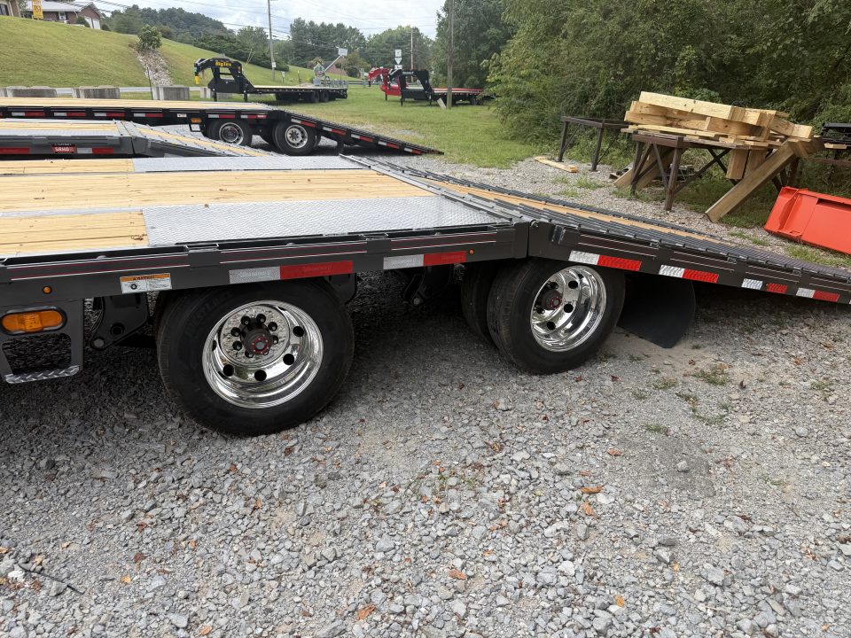 New 2027 Diamond C FMAX212 GOOSENECK TRAILER PACESETTER HYDRO JACKS & DOVE DISC BRAKES 17.5 ALUMINUM OUTER RIMS