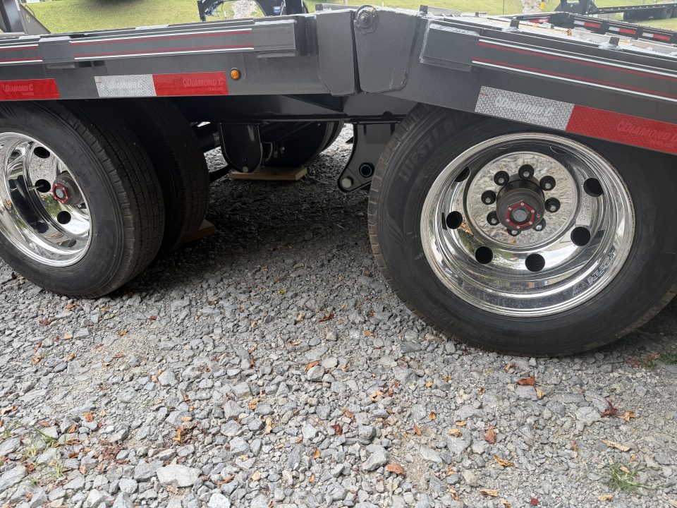 New 2027 Diamond C FMAX212 GOOSENECK TRAILER PACESETTER HYDRO JACKS & DOVE DISC BRAKES 17.5 ALUMINUM OUTER RIMS