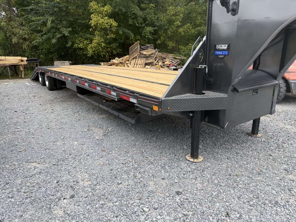 New 2027 Diamond C FMAX212 GOOSENECK TRAILER PACESETTER HYDRO JACKS & DOVE DISC BRAKES 17.5 ALUMINUM OUTER RIMS