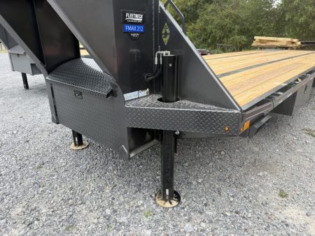 New 2027 Diamond C FMAX212 GOOSENECK TRAILER PACESETTER HYDRO JACKS & DOVE DISC BRAKES 17.5 ALUMINUM OUTER RIMS