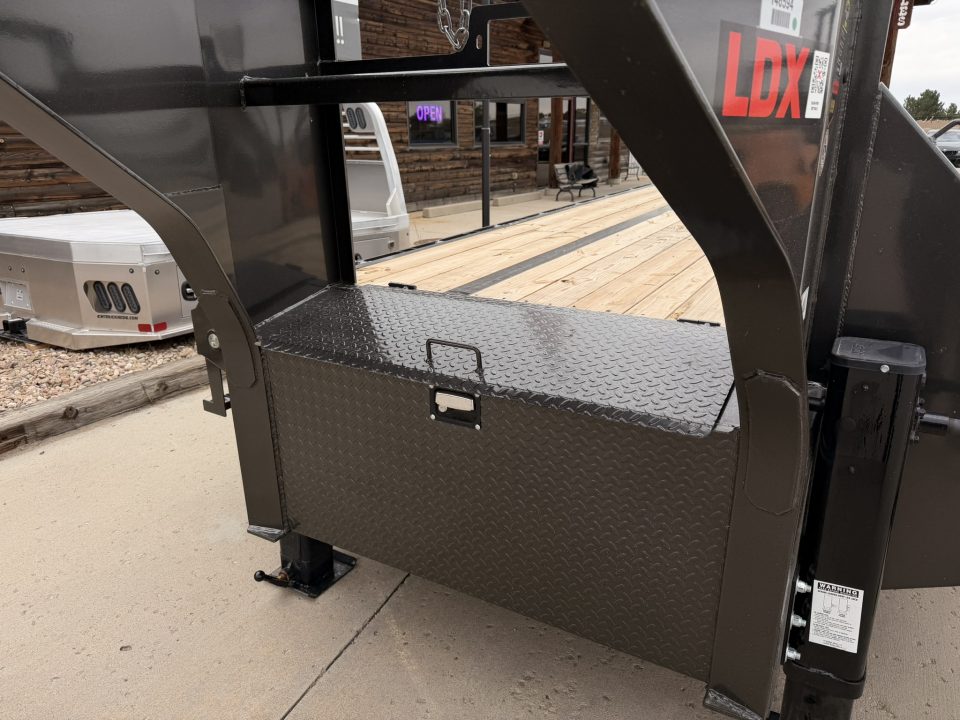 New 2027 MAXX-D 8.5-32 Tandem Dual Deckover Gooseneck Equipment Hauler 25.9K GVWR