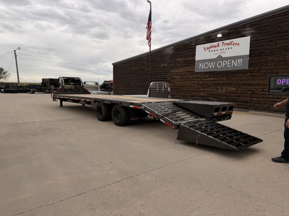 New 2027 MAXX-D 8.5-32 Tandem Dual Deckover Gooseneck Equipment Hauler 25.9K GVWR