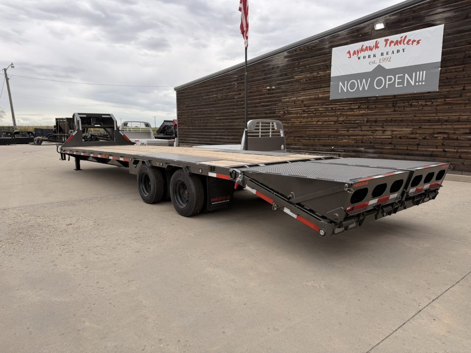 New 2027 MAXX-D 8.5-32 Tandem Dual Deckover Gooseneck Equipment Hauler 25.9K GVWR