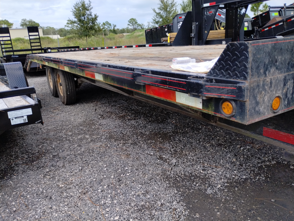 Used 2022 20'+5' DOVE TAIL / NEW BRAKES / PINTLE HITCH /NO RAMPS / Equipment Trailer