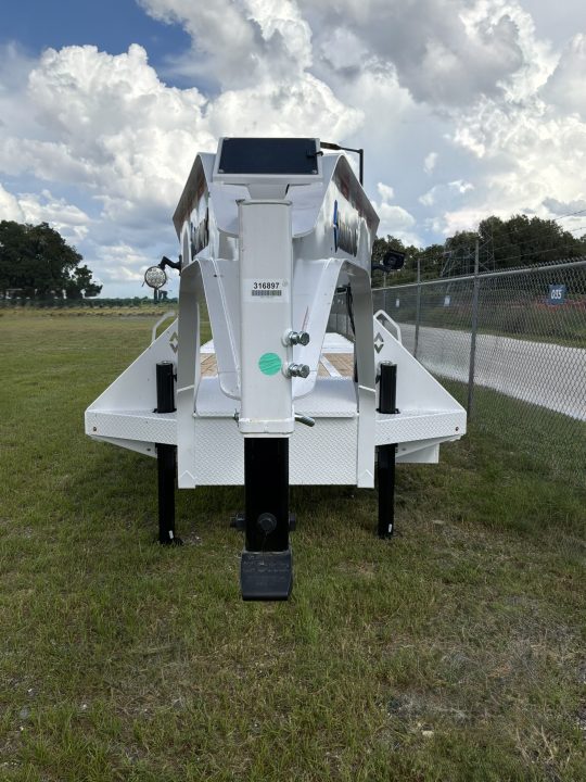 New 2027 Diamond C FMAX212 GOOSENECK TRAILER PACESETTER EDITION DISC BRAKES, HYDRO DOVE & JACKS 17.5 ALUMINIUM OUTER RIMS