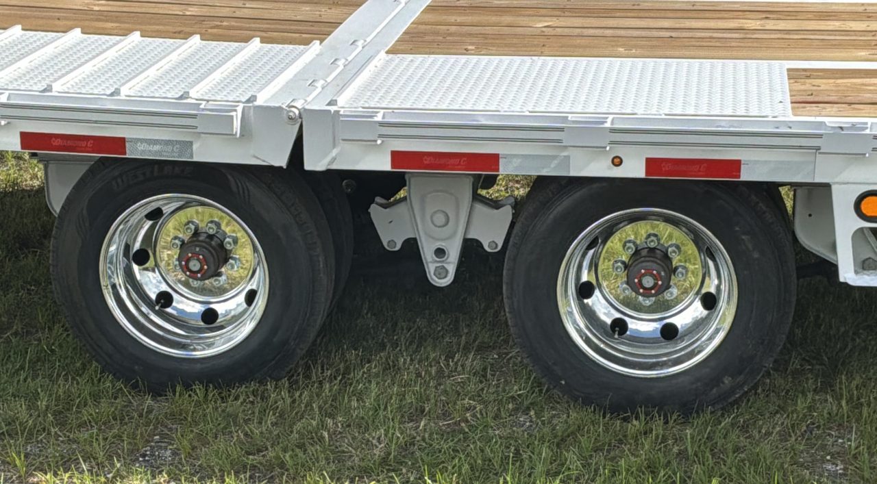 New 2027 Diamond C FMAX212 GOOSENECK TRAILER PACESETTER EDITION DISC BRAKES, HYDRO DOVE & JACKS 17.5 ALUMINIUM OUTER RIMS