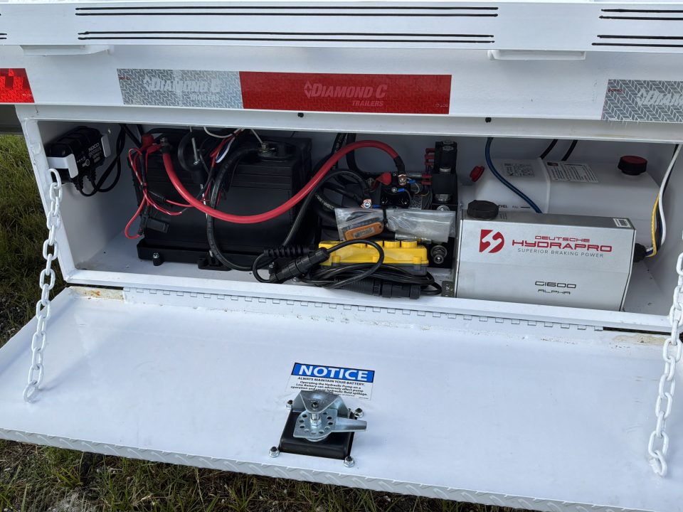 New 2027 Diamond C FMAX212 GOOSENECK TRAILER PACESETTER EDITION DISC BRAKES, HYDRO DOVE & JACKS 17.5 ALUMINIUM OUTER RIMS