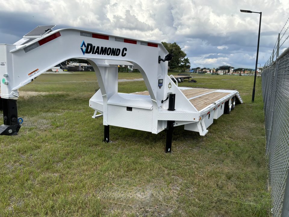 New 2027 Diamond C FMAX212 GOOSENECK TRAILER PACESETTER EDITION DISC BRAKES, HYDRO DOVE & JACKS 17.5 ALUMINIUM OUTER RIMS