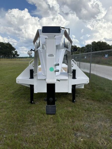 New 2027 Diamond C FMAX212 GOOSENECK TRAILER PACESETTER EDITION DISC BRAKES, HYDRO DOVE & JACKS 17.5 ALUMINIUM OUTER RIMS