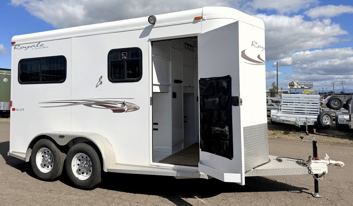 Used 2008 Trails West ROYALE Straight load Horse Trailer