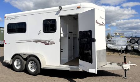 Used 2008 Trails West ROYALE Straight load Horse Trailer