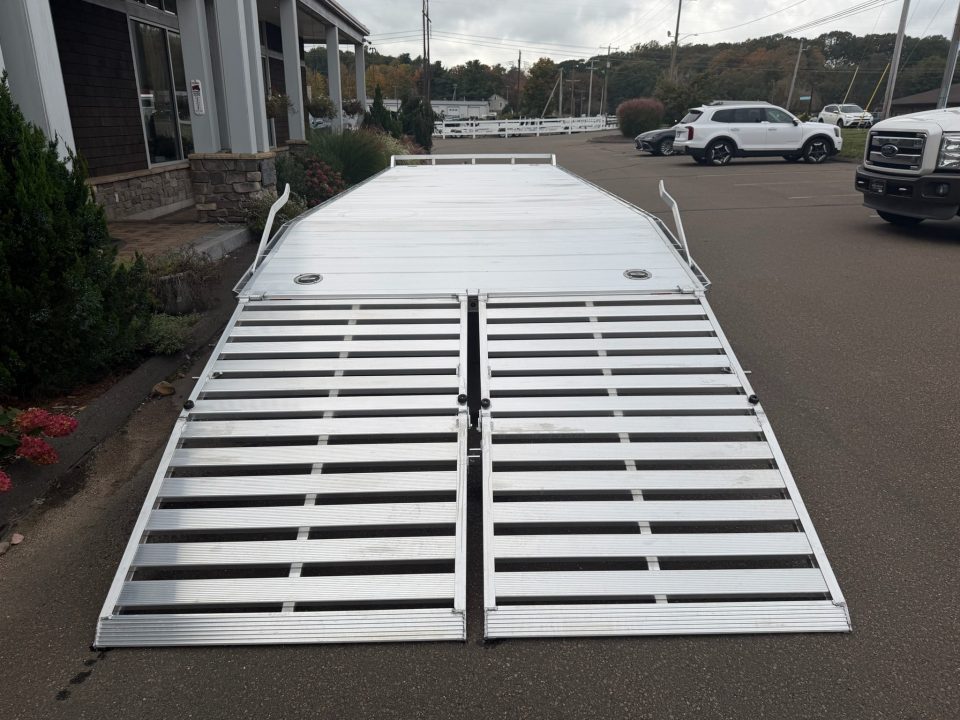 New Aluma 8'4" x 24' Deckover with Bi-Fold Tailgate 9.9K