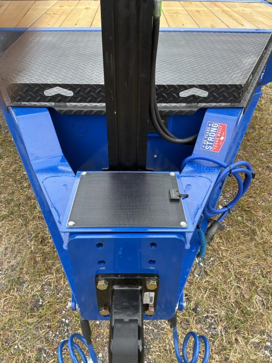 New 2027 Diamond C DET208 DECK OVER POWER TILT TRAILER, HYDRO JACK , WIRELESS REMOTE, SOLAR CHARGER