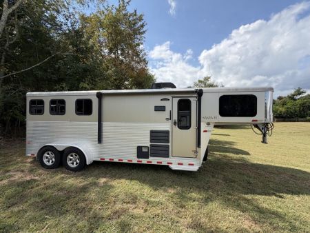 Consignment 2017 Sundowner 3 Horse Santa Fe 6'6 Living Quarters Horse Trailer