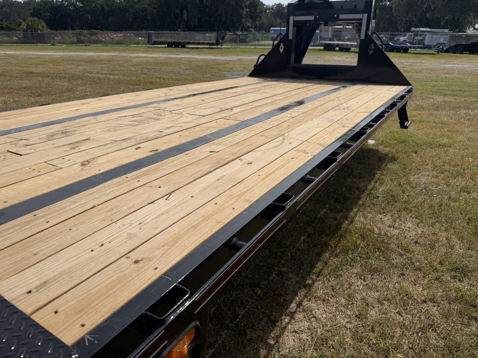 New 2027 Diamond C FMAX212 GOOSENECK TRAILER 25+5 MAX RAPS aluminum outer rims,