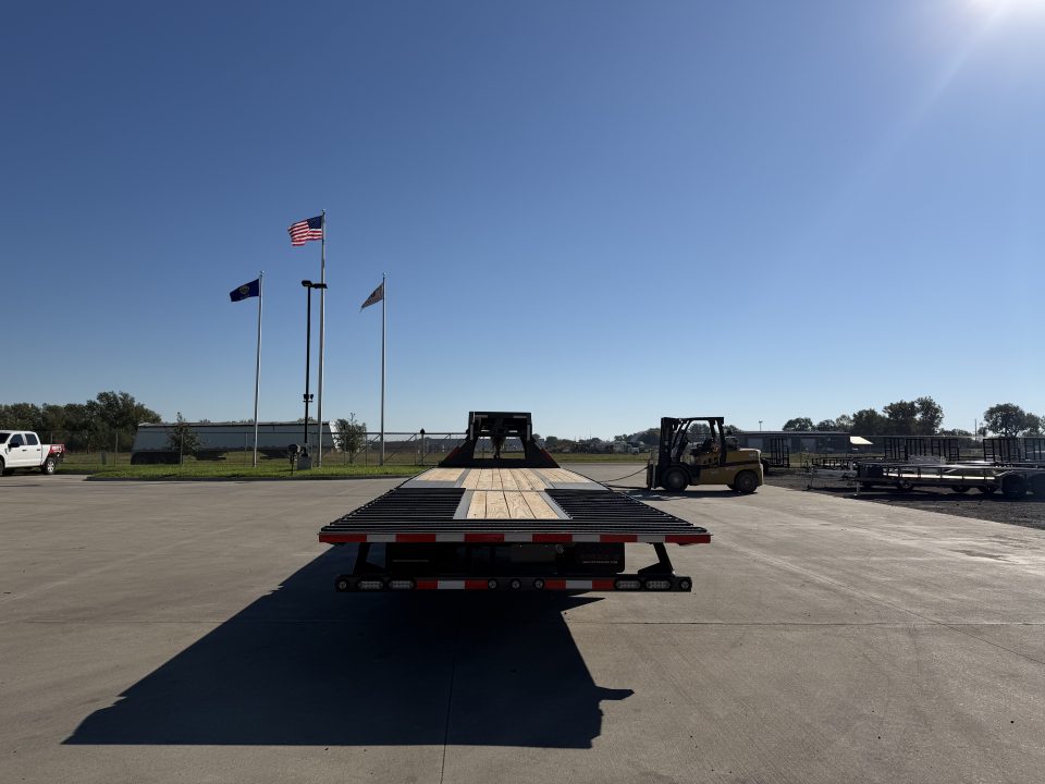 New 2027 MAXX-D 102 X 32 YDX Gooseneck Hydraulic Dovetail Trailer