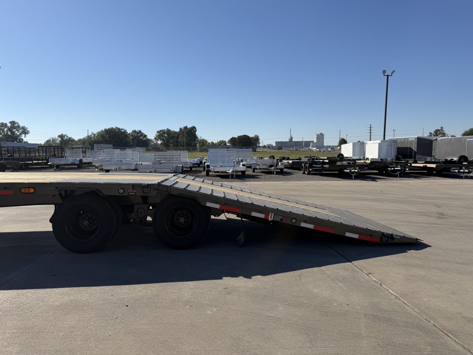 New 2027 MAXX-D 102 X 32 YDX Gooseneck Hydraulic Dovetail Trailer
