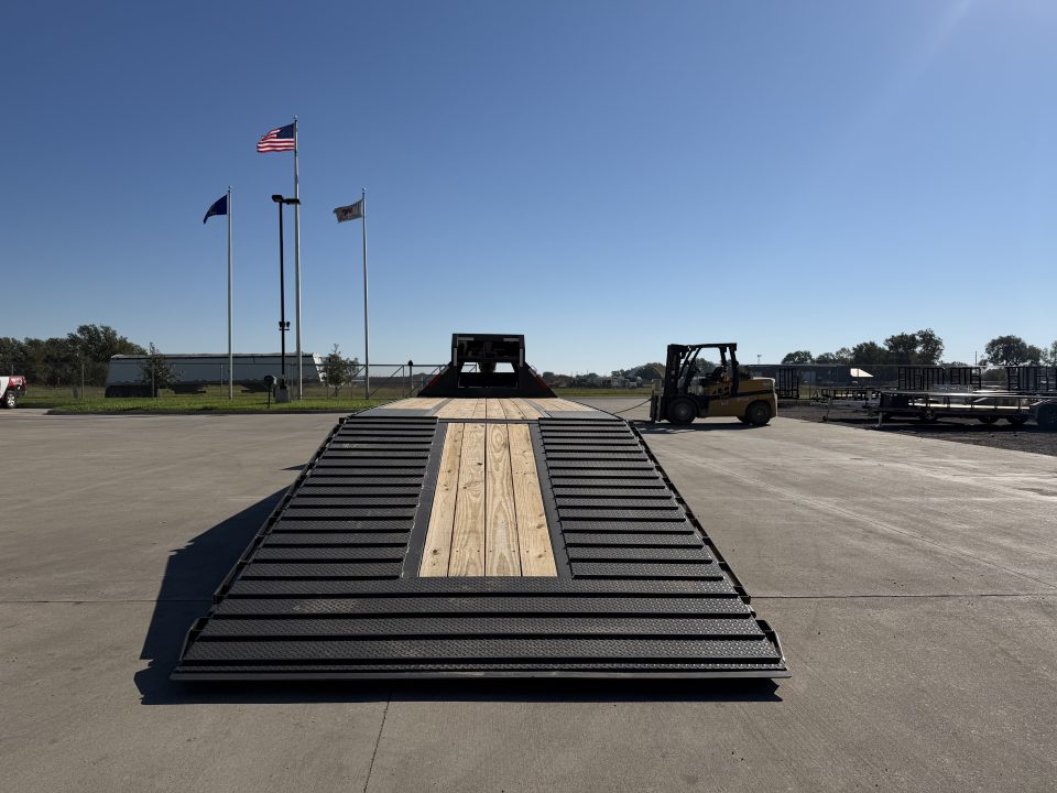New 2027 MAXX-D 102 X 32 YDX Gooseneck Hydraulic Dovetail Trailer