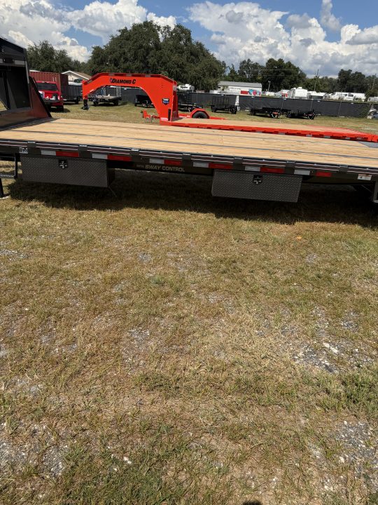 New 2027 DIAMOND C FMAX210HDT;PACESETTER,HYDRO JACKS & DOVE DISC BRAKES ALUNINUM OUTER RIMS 60” SPREAD AXLE