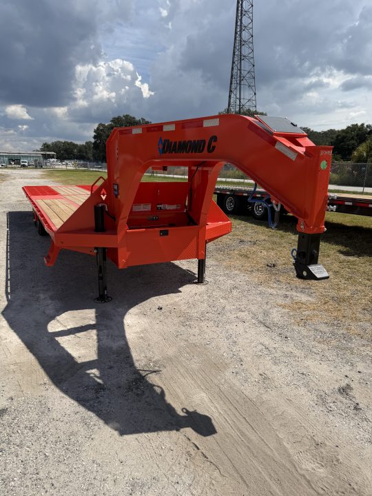 New 2027 DIAMOND C FMAX210HDT; 30’X102” ; ENGINEERED BEAM W/ HYDRO DOVETAIL&JACKS; ABS BRAKES