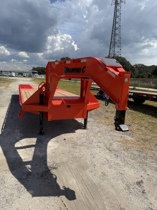 New 2027 DIAMOND C FMAX210HDT; 30’X102” ; ENGINEERED BEAM W/ HYDRO DOVETAIL&JACKS; ABS BRAKES