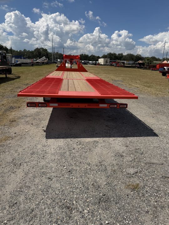 New 2027 DIAMOND C FMAX210HDT; 30’X102” ; ENGINEERED BEAM W/ HYDRO DOVETAIL&JACKS; ABS BRAKES