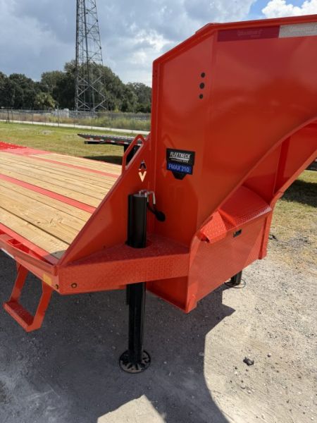 New 2027 DIAMOND C FMAX210HDT; 30’X102” ; ENGINEERED BEAM W/ HYDRO DOVETAIL&JACKS; ABS BRAKES