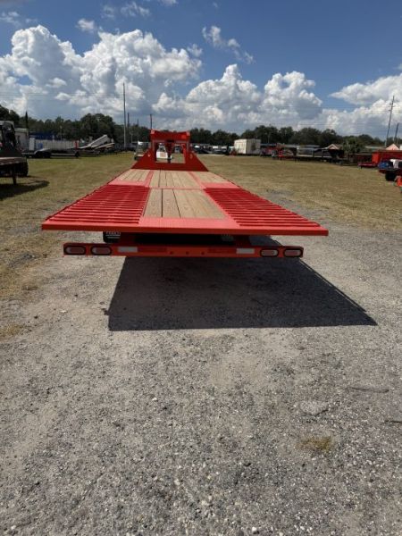 New 2027 DIAMOND C FMAX210HDT; 30’X102” ; ENGINEERED BEAM W/ HYDRO DOVETAIL&JACKS; ABS BRAKES