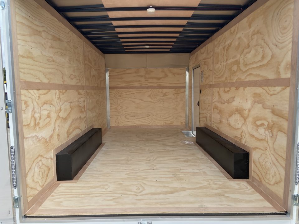 New United UXT-8.516 Cargo Enclosed Trailer