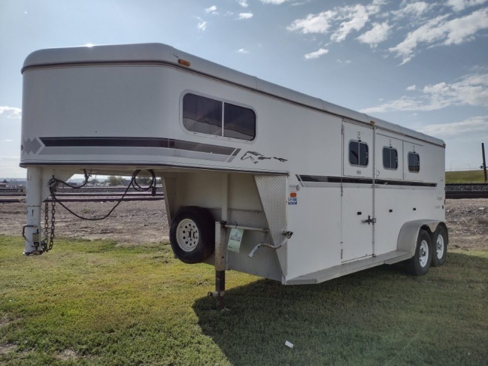Used 2002 Logan Coach 3 Horse Trailer