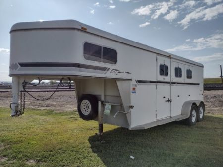 Used 2002 Logan Coach 3 Horse Trailer