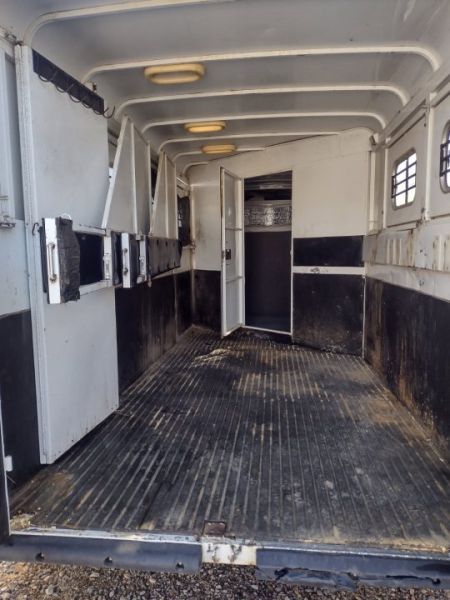 Used 2002 Logan Coach 3 Horse Trailer