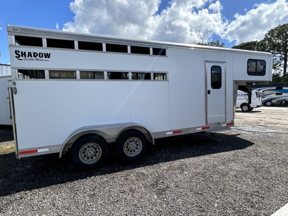 Used 2018 Shadow 3-Horse Gooseneck Trailer – White Tandem Axle Live Animal Trailer Front Tack/Dressing Room Rubber Floor Mats Escape Door