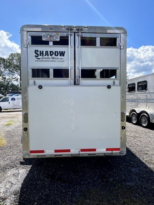 Used 2018 Shadow 3-Horse Gooseneck Trailer – White Tandem Axle Live Animal Trailer Front Tack/Dressing Room Rubber Floor Mats Escape Door