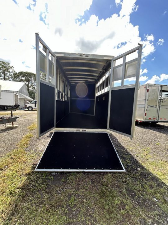 Used 2018 Shadow 3-Horse Gooseneck Trailer – White Tandem Axle Live Animal Trailer Front Tack/Dressing Room Rubber Floor Mats Escape Door