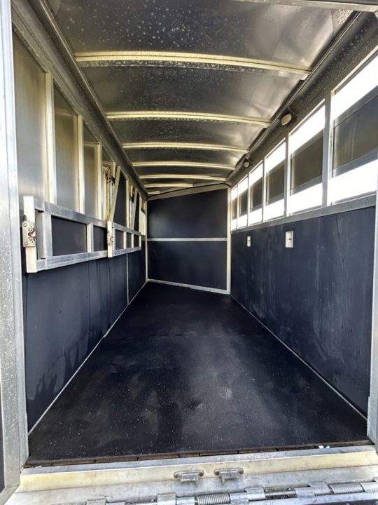 Used 2018 Shadow 3-Horse Gooseneck Trailer – White Tandem Axle Live Animal Trailer Front Tack/Dressing Room Rubber Floor Mats Escape Door
