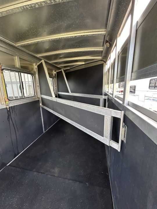 Used 2018 Shadow 3-Horse Gooseneck Trailer – White Tandem Axle Live Animal Trailer Front Tack/Dressing Room Rubber Floor Mats Escape Door