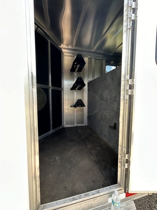 Used 2018 Shadow 3-Horse Gooseneck Trailer – White Tandem Axle Live Animal Trailer Front Tack/Dressing Room Rubber Floor Mats Escape Door