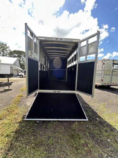 Used 2018 Shadow 3-Horse Gooseneck Trailer – White Tandem Axle Live Animal Trailer Front Tack/Dressing Room Rubber Floor Mats Escape Door
