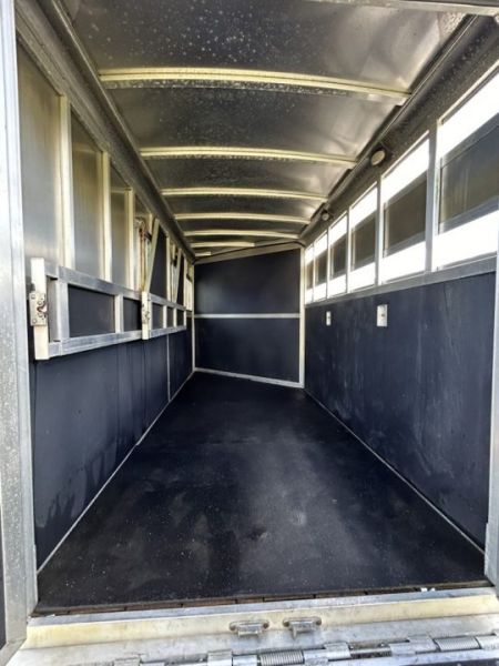 Used 2018 Shadow 3-Horse Gooseneck Trailer – White Tandem Axle Live Animal Trailer Front Tack/Dressing Room Rubber Floor Mats Escape Door