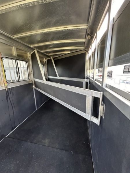 Used 2018 Shadow 3-Horse Gooseneck Trailer – White Tandem Axle Live Animal Trailer Front Tack/Dressing Room Rubber Floor Mats Escape Door