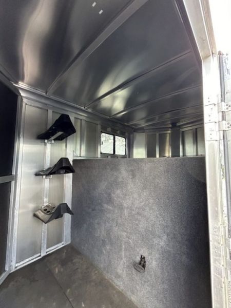 Used 2018 Shadow 3-Horse Gooseneck Trailer – White Tandem Axle Live Animal Trailer Front Tack/Dressing Room Rubber Floor Mats Escape Door
