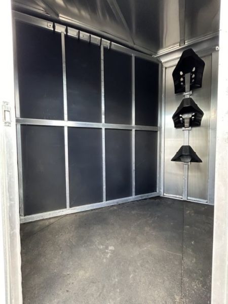 Used 2018 Shadow 3-Horse Gooseneck Trailer – White Tandem Axle Live Animal Trailer Front Tack/Dressing Room Rubber Floor Mats Escape Door