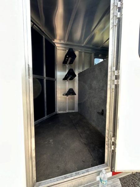 Used 2018 Shadow 3-Horse Gooseneck Trailer – White Tandem Axle Live Animal Trailer Front Tack/Dressing Room Rubber Floor Mats Escape Door