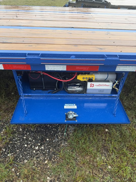 New 2027 Diamond C FMAX210HDT Flatbed Trailer; 32’X102”; Hydro Dovetail&Jacks: Aluminum Outers