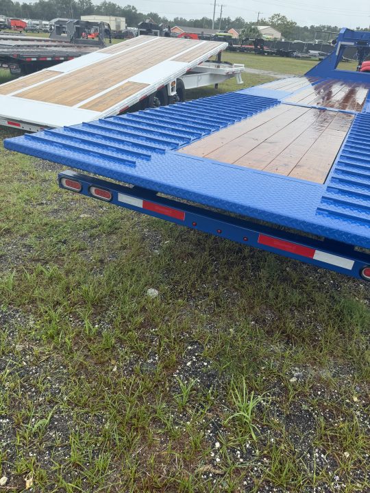 New 2027 Diamond C FMAX210HDT Flatbed Trailer; 32’X102”; Hydro Dovetail&Jacks: Aluminum Outers