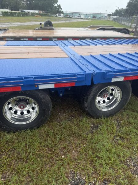 New 2027 Diamond C FMAX210HDT Flatbed Trailer; 32’X102”; Hydro Dovetail&Jacks: Aluminum Outers