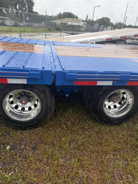 New 2027 Diamond C FMAX210HDT Flatbed Trailer; 32’X102”; Hydro Dovetail&Jacks: Aluminum Outers